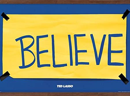 Trends International Ted Lasso – Believe Wandposter, 37,4 x 56,8 cm, Mahagoni-Rahmen