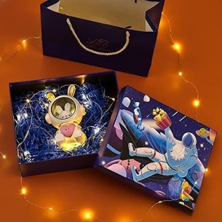 XIANGGUI 1983 Skulptur Statue Harz Astronaut Figuren Nachtlicht Dekoration Zubehör Cosmonaut Statue Skulptur Raumdekor Kind Geschenk dekorative Skulptur (Color : Gift Package 2)